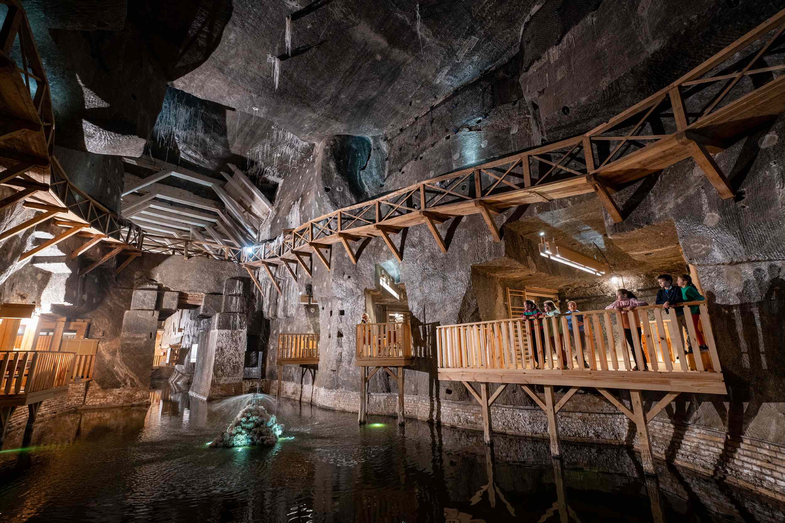 Wieliczka – Kopalnia Soli: Podziemne Królestwo Historii i Sztuki